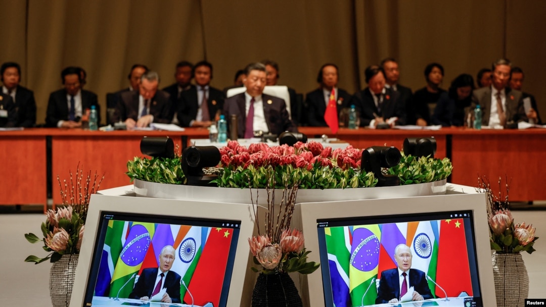 Chủ tịch Trung Quốc Tập Cận Bình tham dự phiên họp của hội nghị thượng đỉnh BRICS giữa lúc Tổng thống Nga Vladimir Putin đọc diễn văn trực tuyến tại Johannesburg, Nam Phi, ngày 23/8/2023.