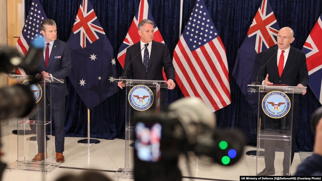 美国战争部长皮特·海格塞斯与英国国防大臣约翰·希利、澳大利亚副总理兼国防部长理查德·马尔斯在华盛顿共同发表讲话。(2025年12月10日,照片来源:英国国防部)