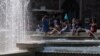 مردم برای فرار از گرمای شدید و خنک شدن به یک چشمه در مرکز شهر میلان پناه آورده‌اند. قرار است دمای هوا در برخی از مناطق ایتالیا به ۴۵ درجه برسد.