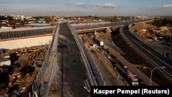 A construction site near a newly-opened portion of a ring road is seen in Warsaw city September 20, 2013. Picture taken September 20, 2013. [REUTERS]