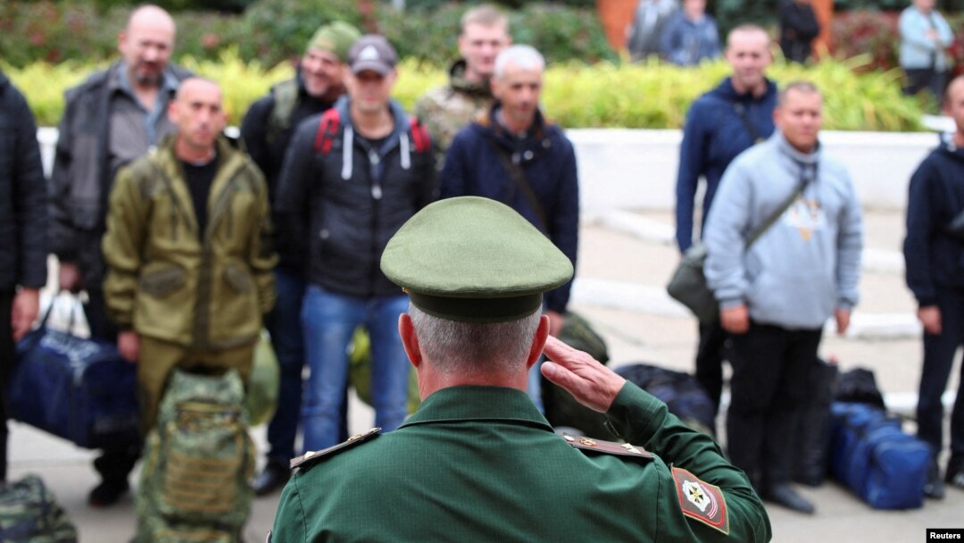 Ruski vojnik obraća se rezervistima u regionu Volgograd, u Rusiji. (Foto: Reuters/Stringer)