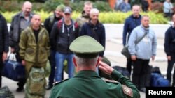 Ruski vojnik obraća se rezervistima u regionu Volgograd, u Rusiji (Foto: Reuters/Stringer)