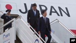 日本首相安倍晋三（右）抵达新德里，开始对印度进行为期三天的访问。（2015年12月11日）