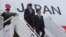 日本首相安倍晋三（右）抵达新德里，开始对印度进行为期三天的访问。（2015年12月11日）