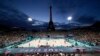 Brasil, a la izquierda, juega contra Australia en un partido de semifinal de voleibol de playa femenino en el Estadio de la Torre Eiffel en los Juegos Olímpicos de Verano de 2024, el jueves 8 de agosto de 2024, en París, Francia. AP