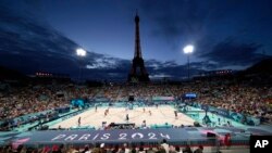 Brasil, a la izquierda, juega contra Australia en un partido de semifinal de voleibol de playa femenino en el Estadio de la Torre Eiffel en los Juegos Olímpicos de Verano de 2024, el jueves 8 de agosto de 2024, en París, Francia. AP