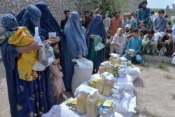 Афганські жінки отримують продовольчу допомогу від ООН, квітень 2020 року