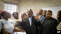 Le président Cyril Ramaphosa après avoit voté à l'école primaire Hitekani de Soweto, à Johannesburg, en Afrique du Sud, le mercredi 8 mai 2019.