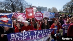 Des activistes lors de la Journée Sans Femme devant la Maison Blanche à Washington DC, le 8 mars 2017.