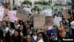 Marche de la Journée internationale des droits de la femme à Lima, Pérou, 7 mars 2020. (REUTERS/Angela Ponce)