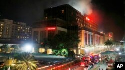 De la fumée monte du Resorts World Manila où des coups de feu des explosions ont été entendus lors d’une attaque à Manille, Philippines, 2 juin 2017.