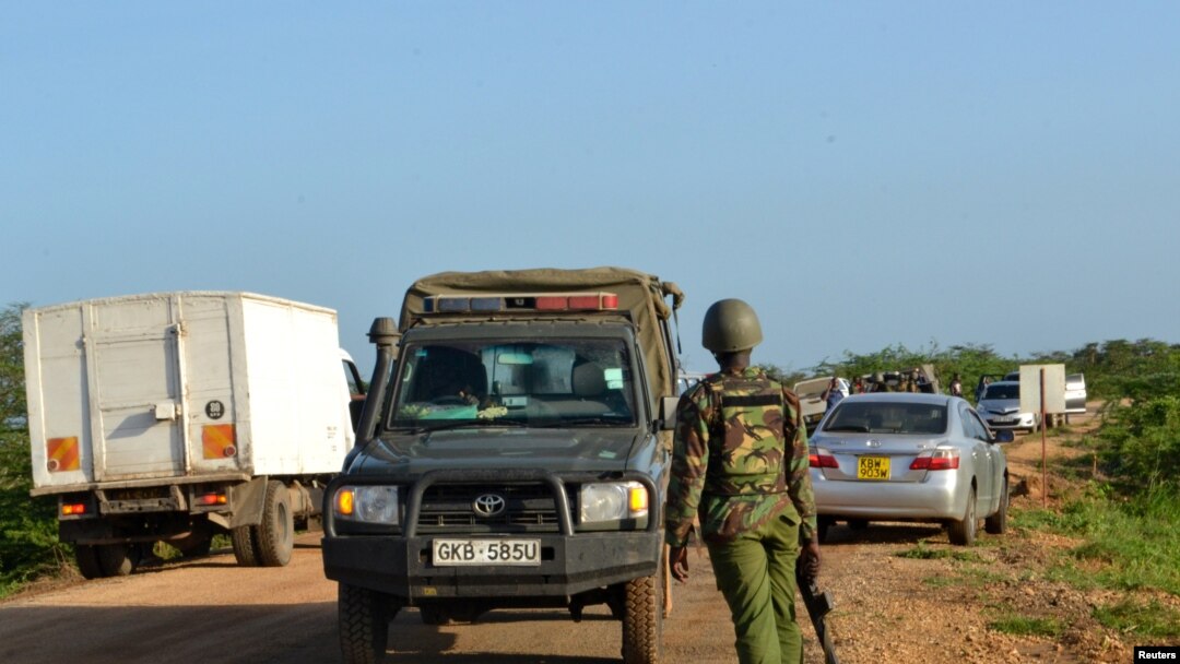 Umuporisi wo muri Kenya ahagaze ahari hahejeje kuba igitero c'abitwaje ibirwanisho, muri komine ya Lamu, kw'itariki ya 02/01/2020