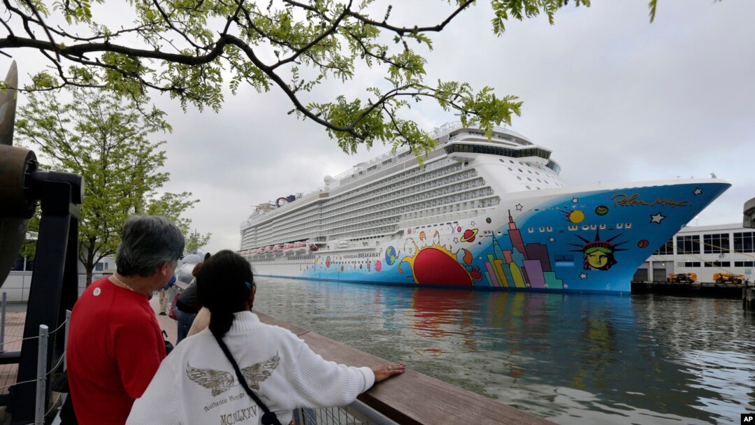 Orang-orang tampak mengamati kapal pesiar Norwegian Breakaway, di sungai Hundson, Kota New York, pada 8 Mei 2013. Sekitar 10 orang dalam kapal tersebut terinfeksi COVID-19 pada saat kapal itu berlabuh di New Orleans pada 5 Desember 2021. (Foto: AP/Richard Drew)