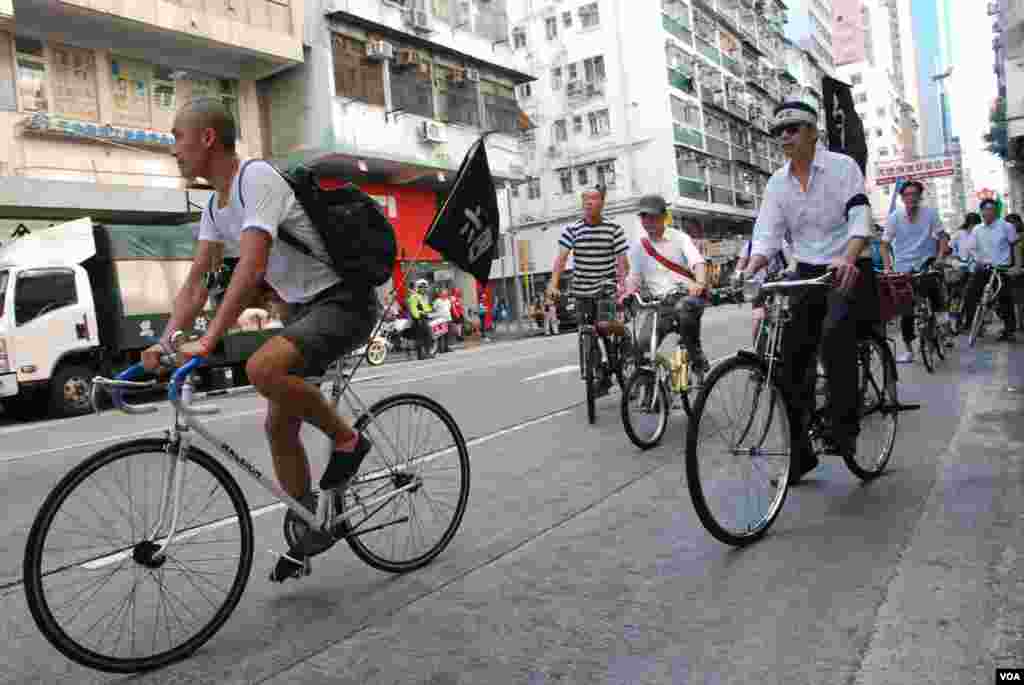 約有30人參加今年的「來往廣場的單車」悼念六四活動，從油麻地騎車到維園六四燭光集會會場