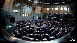 Sidang para anggota parlemen Jerman (foto: dok). Mahkamah Konstitusi Jerman mengatakan keputusan soal dana talangan zona Euro memerlukan persetujuan parlemen Jerman lebih luas.