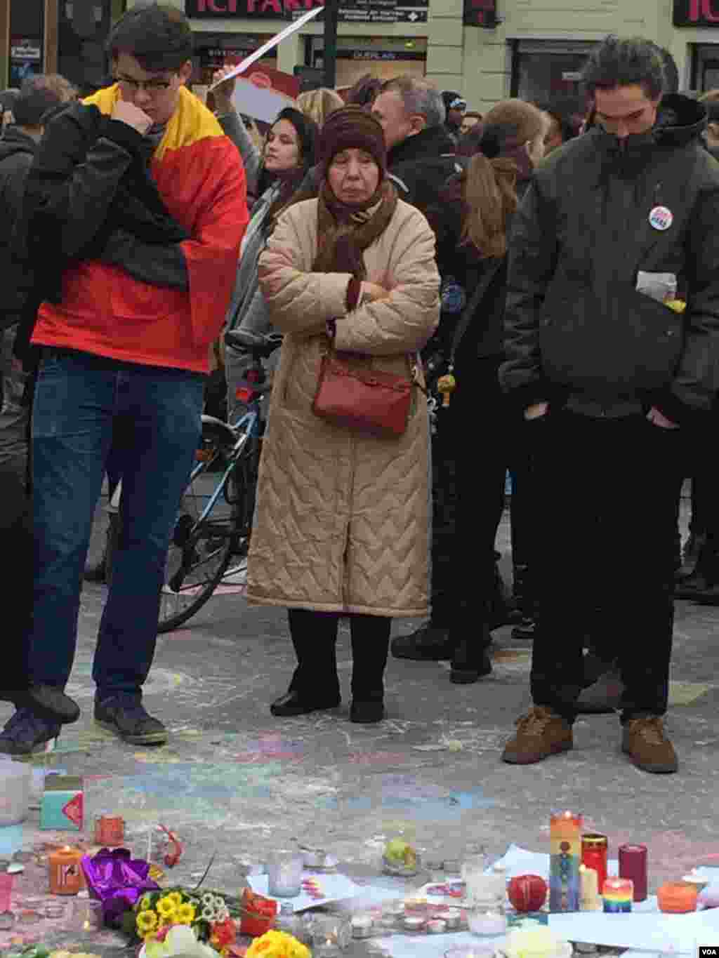 Belgium’s national moment of silence at noon turned into an all-day vigil in Brussels, Belgium, on 23 March, 2016. (H. Murdock / VOA)