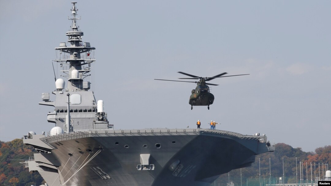 Arhiva - Helikopter sleće na Izumo, japanski pomorski samoodrbambeni nosač helikoptera, u Jokošuka bazi u Jokošuki, južno od Tokija, Japan, 6. decemra 2016. (REUTERS/Kim Kyung-Hoon)
