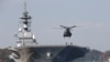 Sebuah helikopter mendarat di geladak kapal induk Jepang (JMSDF), Izumo, di pangkalan Yokosuka selatan Tokyo, Jepang, 6 Desember 2016 (Foto: dok).