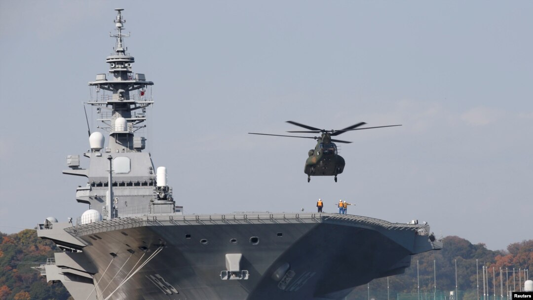 Sebuah helikopter mendarat di geladak kapal induk Jepang (JMSDF), Izumo, di pangkalan Yokosuka selatan Tokyo, Jepang, 6 Desember 2016 (Foto: dok).