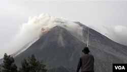 Seorang petugas mengawasi aktivitas Gunung Merapi di Kaliadem, Yogyakarta, Selasa 26 Oktober 2010.