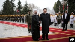 资料照：伊朗总统鲁哈尼与到访德黑兰的中国国家主席习近平在欢迎仪式上。（2016年1月23日）