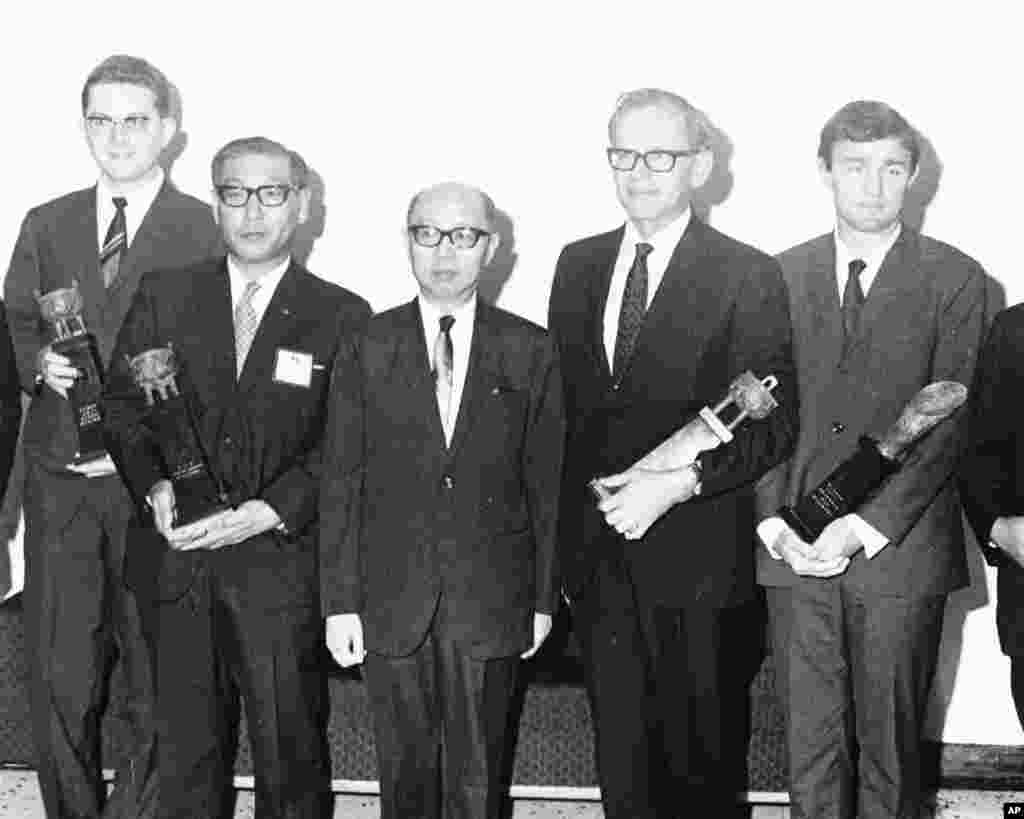 老照片回顾：美国之音中文广播70年