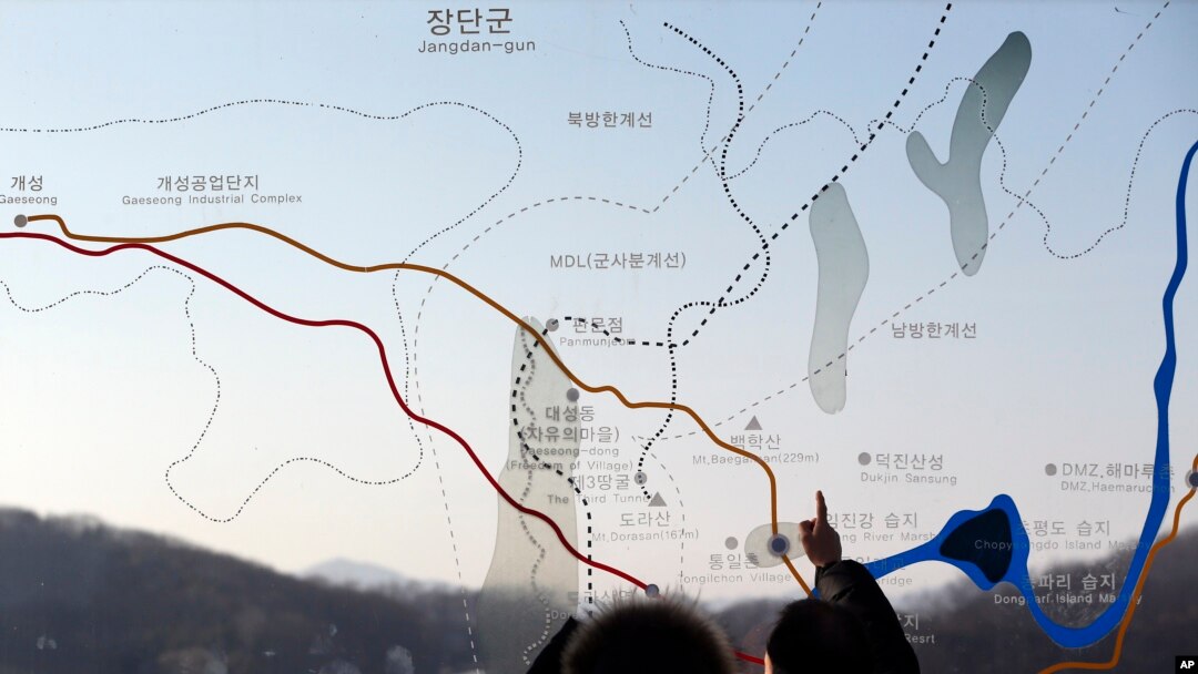 Warga mengamati peta perbatasan Korea Utara-Korea Selatan di Paviliun Imjingak dekat desa perbatasan Panmunjom, Paju, selatan kota Seoul, KOrea Selatan 11/1). 