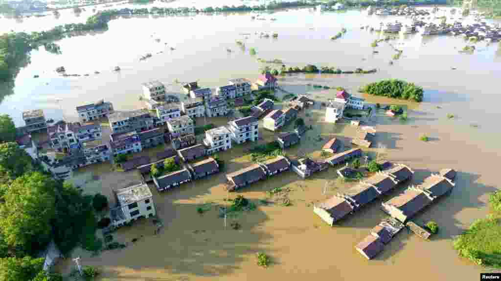 2018年7月8日俯瞰中国江西省抚州市东乡区暴雨过后一个被水淹的村庄。