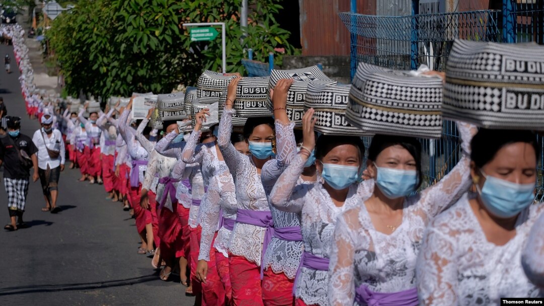 Umat Hindu di Bali membawa persembahan dalam perayaan Hari Raya Galungan di desa Lukluk, Badung, Bali, pada 14 April 2021. (Foto: Nyoman Hendra Wibowo/Antara Foto via Reuters)