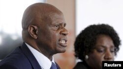 FILE: Zimbabwe's Finance Minister Patrick Chinamasa (L) addresses a media conference after meeting International Monetary Fund (IMF) Executive Director for Africa Chileshe Kapwepwe (R) in Harare, September 7, 2015.