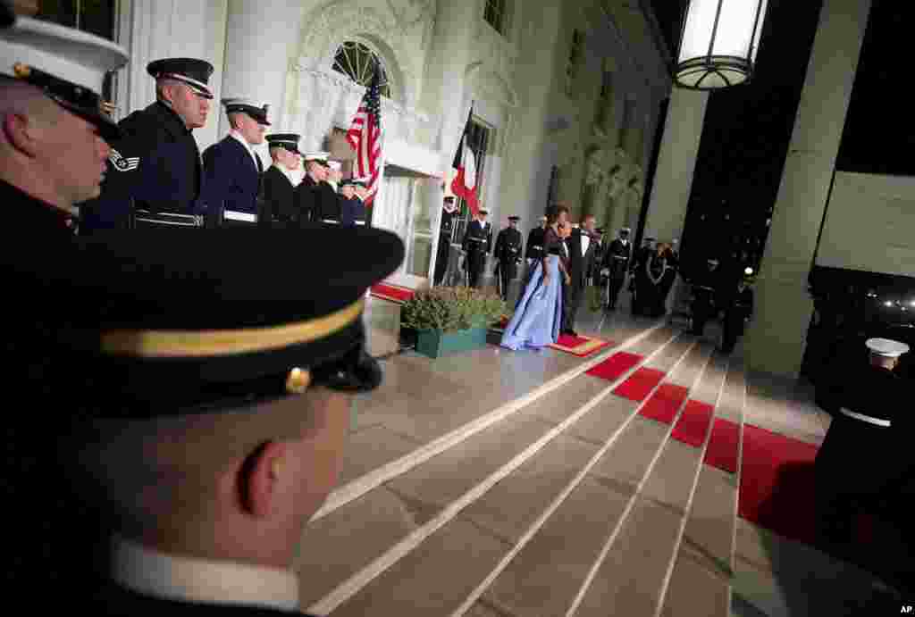 First lady Michelle Obama and President Barack Obama welcome French President François Hollande for a State Dinner at the White House, Feb. 11, 2014. 