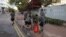 中国驻港部队军人星期六（11月16日）在香港清除抗议活动之后留下的路障和垃圾。