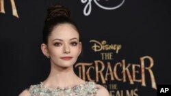 Mackenzie Foy, quien interpreta a Clara en "The Nutcracker and the Four Realms," posa en la premiere de la película en el Teatro Dolby de Los Angeles, 29/10/18.