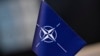 Bendera berlogo Pakta Pertahanan Atlantik Utara (NATO) di markas besar NATO di Brussels pada 15 Februari 2024. (Foto: AFP)