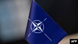 Bendera berlogo Pakta Pertahanan Atlantik Utara (NATO) di markas besar NATO di Brussels pada 15 Februari 2024. (Foto: AFP)