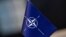 Bendera berlogo Pakta Pertahanan Atlantik Utara (NATO) di markas besar NATO di Brussels pada 15 Februari 2024. (Foto: AFP)