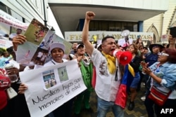 Demonstrasi menentang hilangnya empat remaja saat operasi militer dua minggu lalu, di depan kantor kejaksaan Guayaquil, Ekuador, pada 23 Desember 2024. (Foto: AFP)