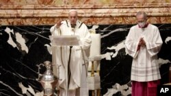 El Papa Francisco bendice un ánfora que contiene aceite santo durante una Misa Crismal dentro de la Basílica de San Pedro, en el Vaticano, el jueves 1 de abril de 2021.