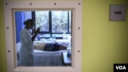 Una enfermera conversa con un paciente con desorden mental en Francia, mientras cada vez más de esos casos se relacionan al coronavirus.