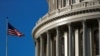 Bendera Amerika berkibar di luar kubah Capitol AS di Washington, AS, 15 Januari 2020. (Foto: REUTERS/Tom Brenner)