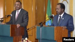 Hailemariam Desalegn (esq) primeiro-ministro da Etiópia e Hassan Sheikh (dir) presidente da Somália
(Arquivo)