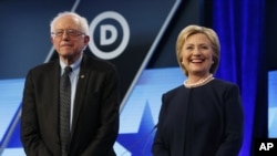 លោកស្រី Hillary Clinton និង​លោក Bernie Sanders ឈរ​ជាមួយ​គ្នា​មុន​ពេល​ចាប់​ផ្តើម​ការ​ជជែក​ដេញ​ដោល​នៅ​មហាវិទ្យាល័យ Miami-Dade កាលពី​ថ្ងៃទី៩ ខែមីនា ឆ្នាំ២០១៦។