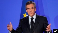 Tokoh konservatif Perancis, Francois Fillon memberikan keterangan pers di Paris, Senin (6/2).