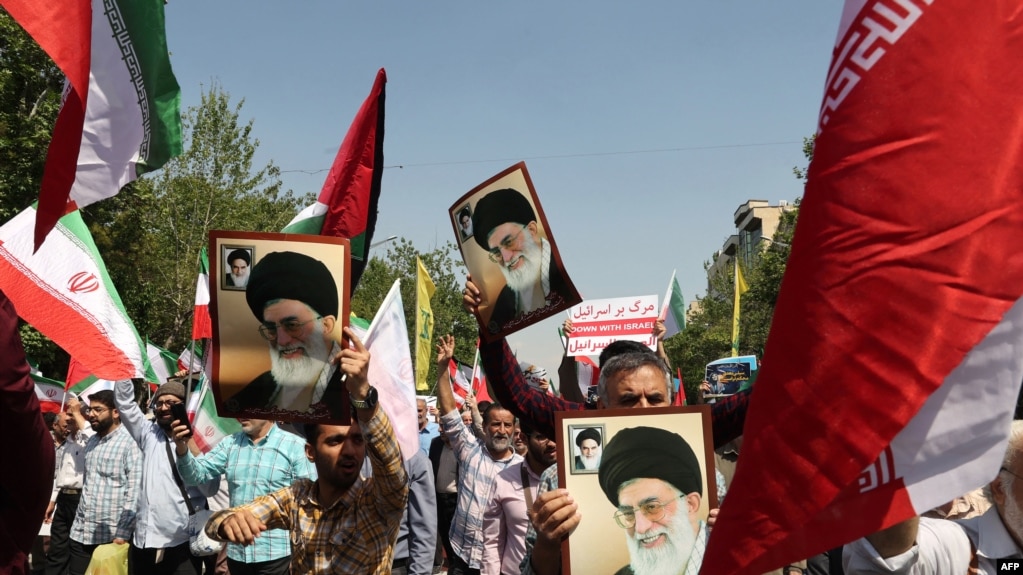 2024年4月19日，在午间祈祷后，伊朗人在德黑兰举行的反以色列示威活动中挥舞着巴勒斯坦和伊朗国旗。(photo:VOA)