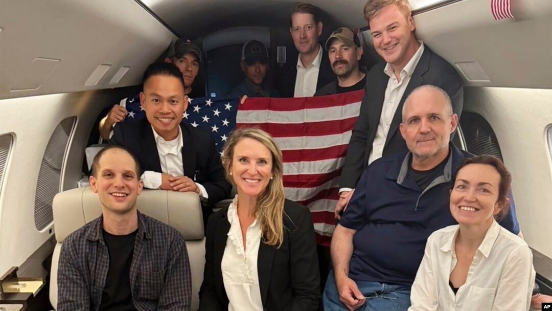 Jurnalis Wall Street Journal Evan Gershkovich (depan kiri) dan jurnalis Radio Free Europe Alsu Kurmasheva (depan kanan) termasuk yang dibebaskan dalam pertukaran tahanan AS-Rusia, Kamis (1/8). 