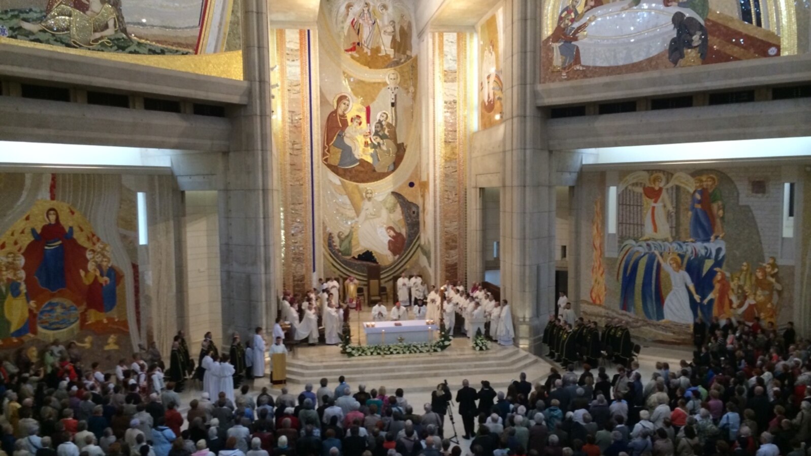 Six days of prayers and vigils ahead of the canonization of John Paul II kicks off at the church that bears his name where he served as bishop, in Krakow, Poland, April 22, 2014. (Jerome Socolovsky/VOA)