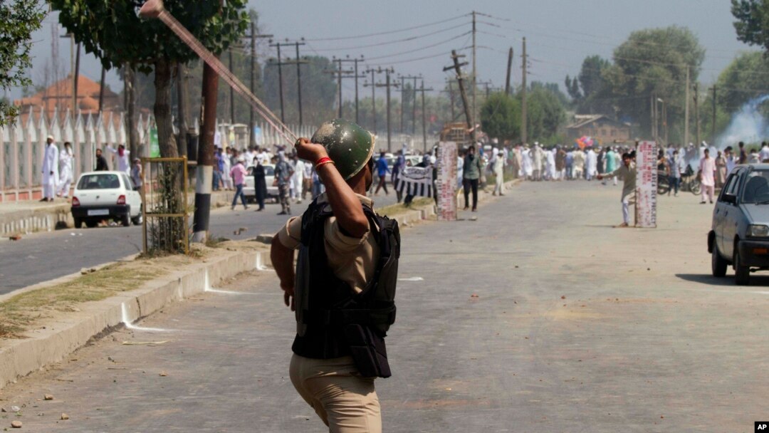 Seorang paramiliter India berusaha menghalau para demonstran di Srinagar, India. Bentrokan terjadi di beberapa wilayah dan mencederai sedikitnya 19 orang (9/8). 