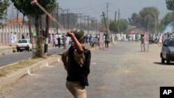 Seorang paramiliter India berusaha menghalau para demonstran di Srinagar, India. Bentrokan terjadi di beberapa wilayah dan mencederai sedikitnya 19 orang (9/8). 