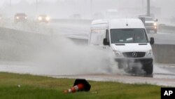 Sebuah mobil van melewati genangan air hujan akibat Depresi Tropis Gordon di depan jalan Interstate 55 di Jackson, Mississippi, 5 September 2018.