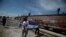 Migrantes centroamericanos llegan a la frontera sur de EE.UU. en busca de asilo.
